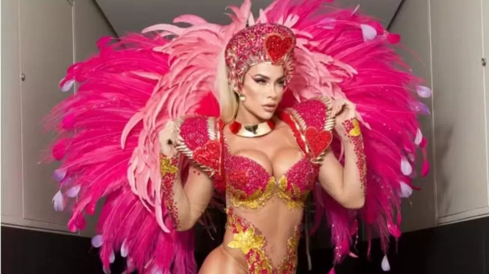 Musa da Dragões impressiona com fantasia de R$ 40 mil com 20 mil cristais e 300 penas