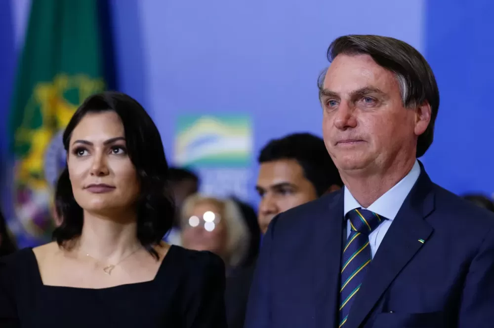 Em carta, Bolsonaro pede que Michelle “entre” na política após março; veja