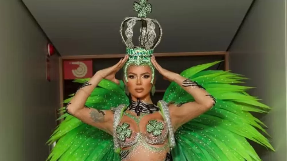 Sou a rainha do rock': Thalita Zampirolli, da Camisa Verde e Branco, mostra look de desfile.