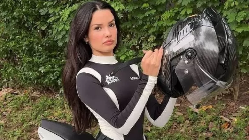 Juliette impressiona com manobra ousada enquanto pilota moto de luxo; veja vídeo