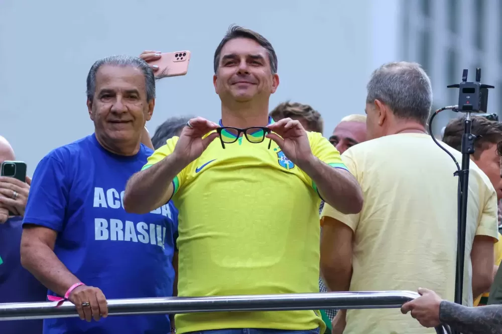 Análise: Flávio suaviza discurso na Paulista e testa novo tom para o bolsonarismo