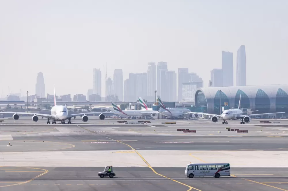 Ataques no Irã esvaziam aeroporto de Dubai, um dos mais movimentados do mundo.
