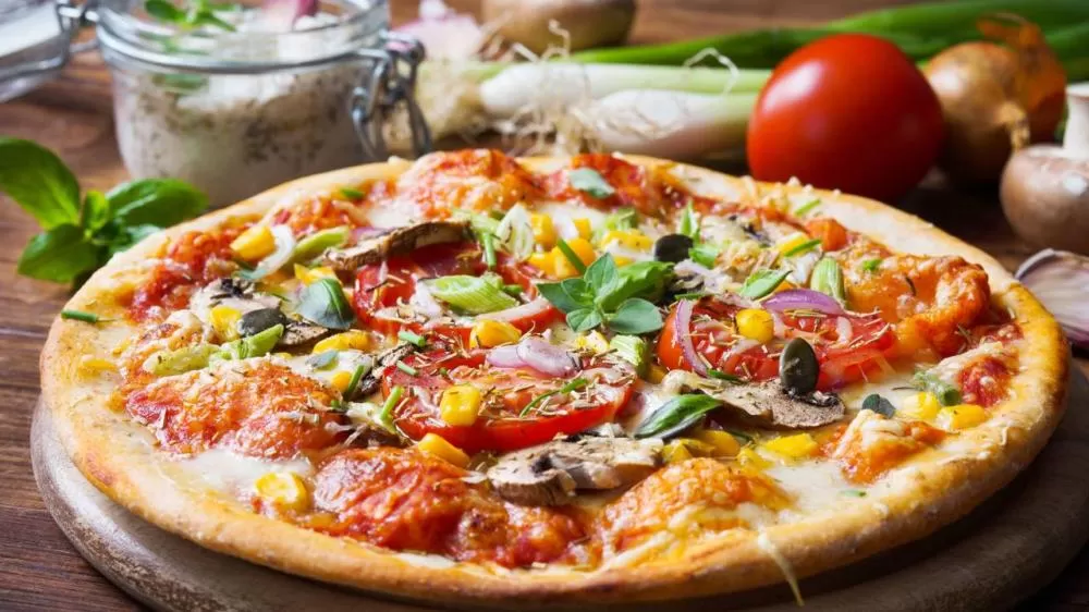 Pizza de liquidificador fácil que fica fofinha, com queijo derretido e pronta em 30 minutos