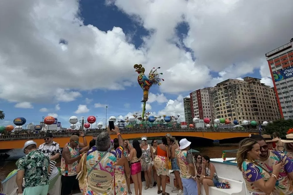 ‘Carnaval começa no Galo da Madrugada’: maior bloco do mundo arrasta multidão em Recife.