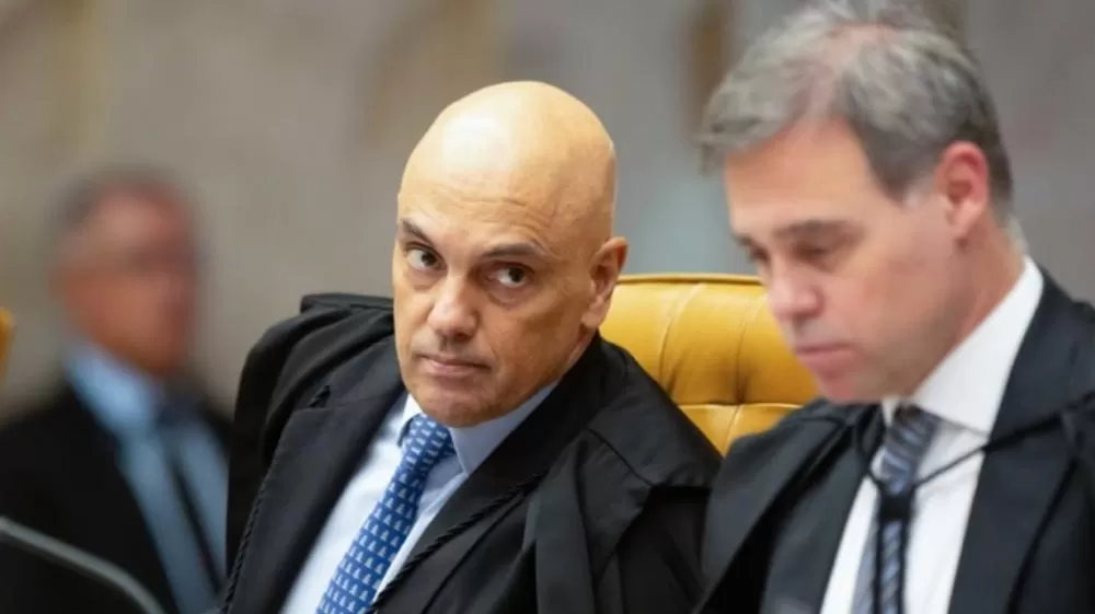 STF: Moraes cobra PGR sobre pedido para investigar Eduardo Bolsonaro.