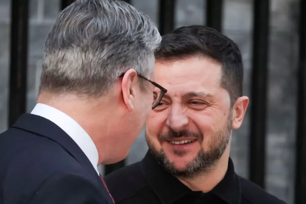 Zelensky recebe calorosas boas-vindas no Reino Unido após bate-boca com Trump