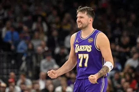 Lakers conquistam vitória de virada sobre Pelicans com arrancada no último quarto na NBA