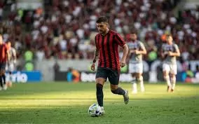 Arrascaeta aparece entre os 30 jogadores mais decisivos do mundo em ranking liderado por Messi