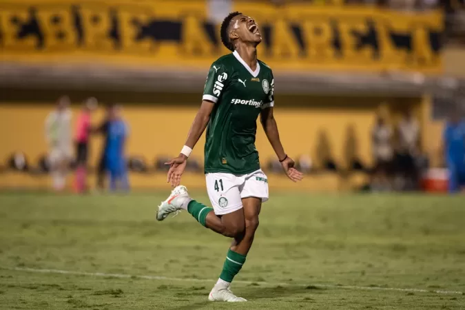 Palmeiras atropela o São Bernardo com golaços de Estêvão e vai à semifinal do Paulistão.