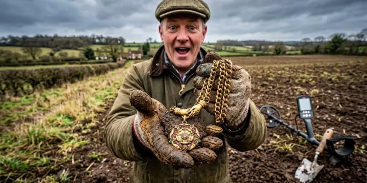 Homem encontra joia rara de ouro 24k do Rei Henrique VIII com detector de metais avaliada em R$ 25 milhões