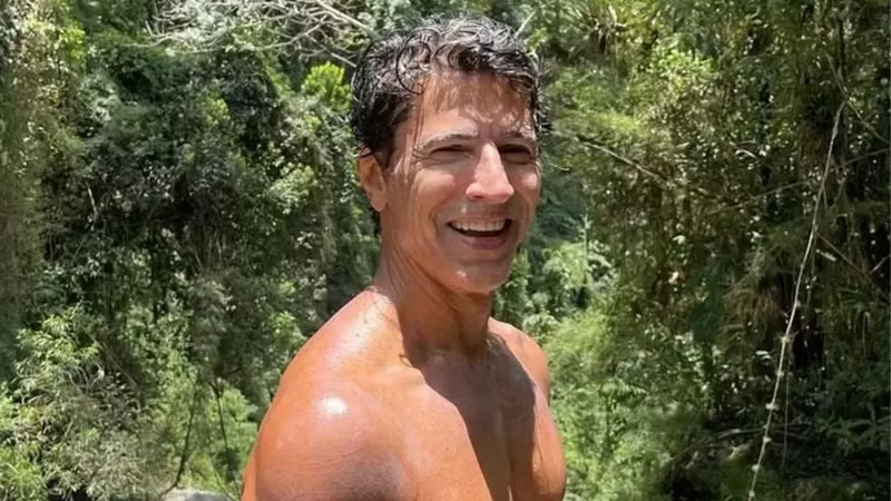 Aos 62 anos, ex-galã da Globo surge de sunga e mostra corpo definido nas redes; veja vídeo