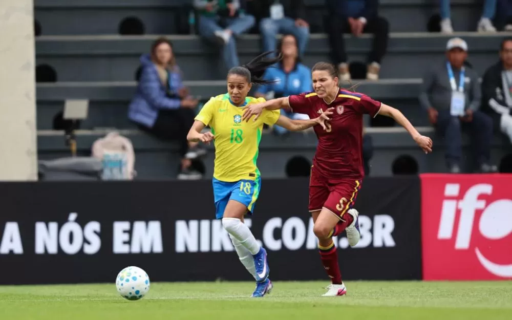 Seleção feminina vai mal e perde para a Venezuela em jogo parado por raios