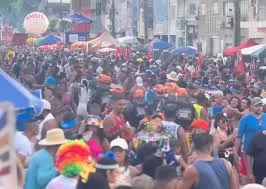 Trio é preso após roubar turistas durante o Galo da Madrugada, no Recife.