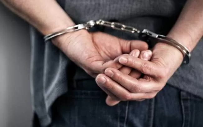 Homem com transtornos psiquiátricos é preso após agredir enteadas com pedaço de pau em Calçado