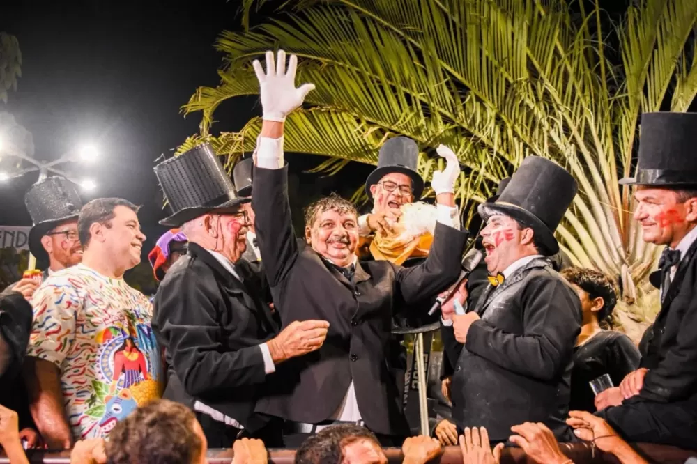 Bloco Zé Pereira abre o Carnaval de Gravatá 2025 com emoção e homenagem a Luiz Prequé.