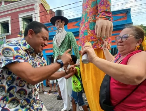 Presidente da União dos Vereadores de Pernambuco prestigia Carnaval de Olinda ao lado dos Papudinhos do Bom Sucesso.