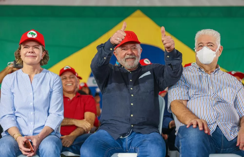 Pressionado, Lula visita acampamento do MST.