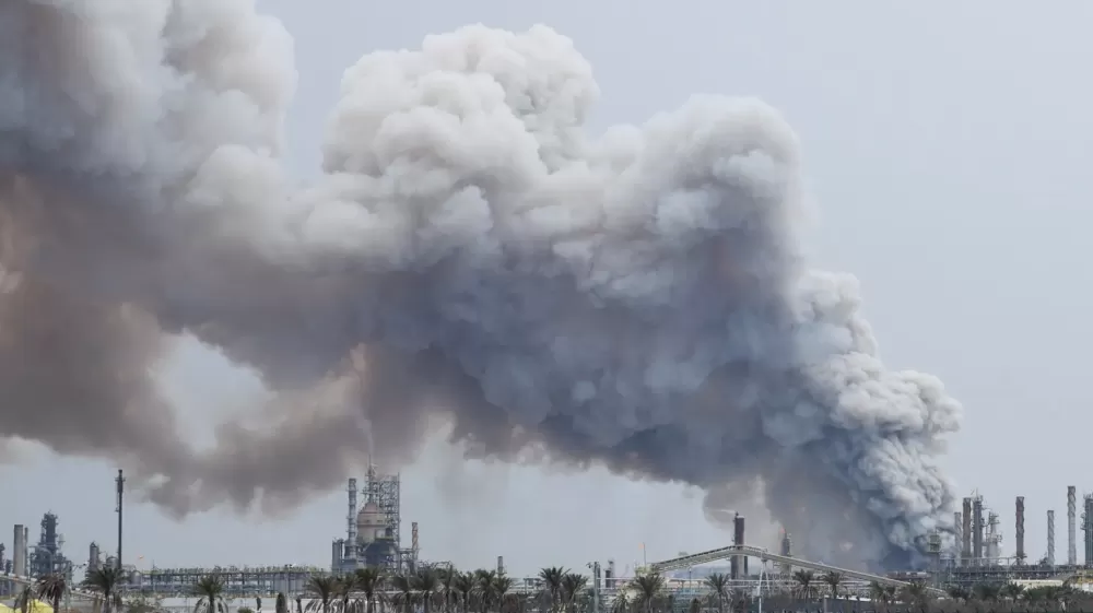 Irã ataca refinaria no Bahrein, e guerra chega ao 10º dia sem sinal de alívio