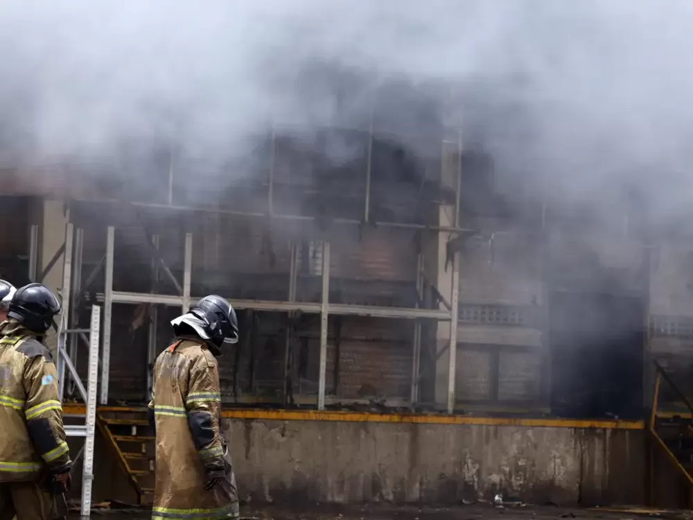 Fogo consome loja de peças de motos na Zona Norte do Rio; veja vídeo
