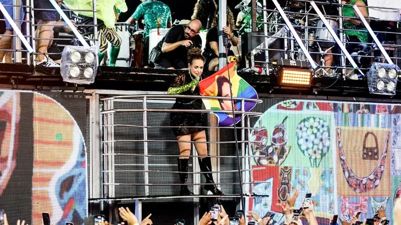 Daniela Mercury coloca Oscar em cima de trio em homenagem a Fernanda Torres.