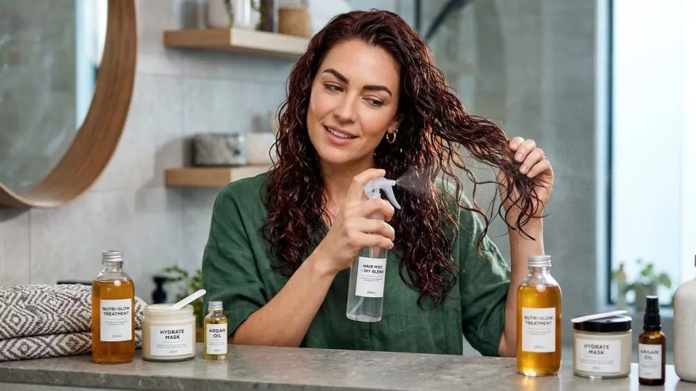 Cabelo ondulado ganha mais definição e menos frizz em 15 minutos com misturinha de açúcar e soro fisiológico