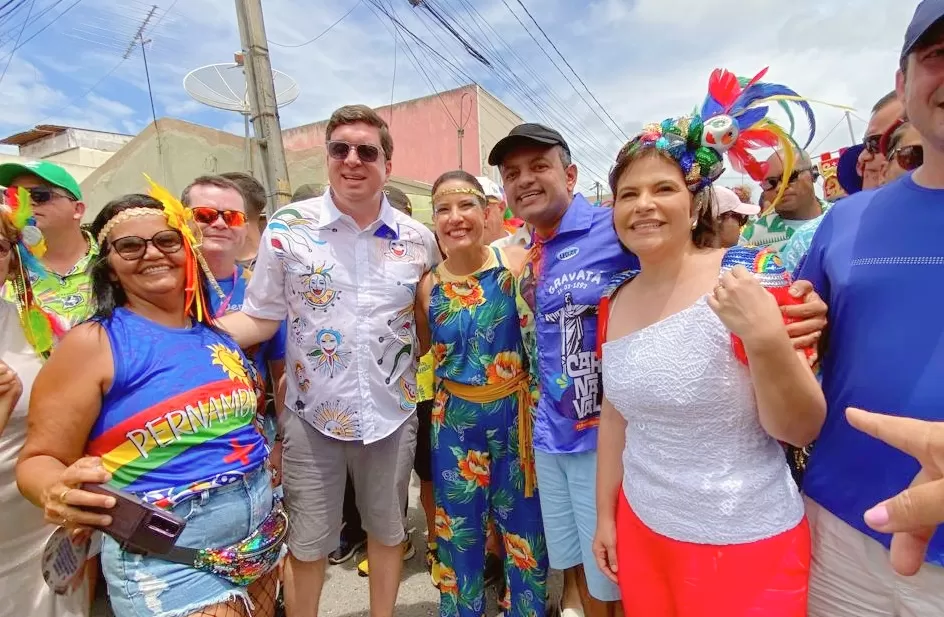 Léo do Ar marca presença no carnaval de Bezerros ao lado da governadora Raquel Lyra.