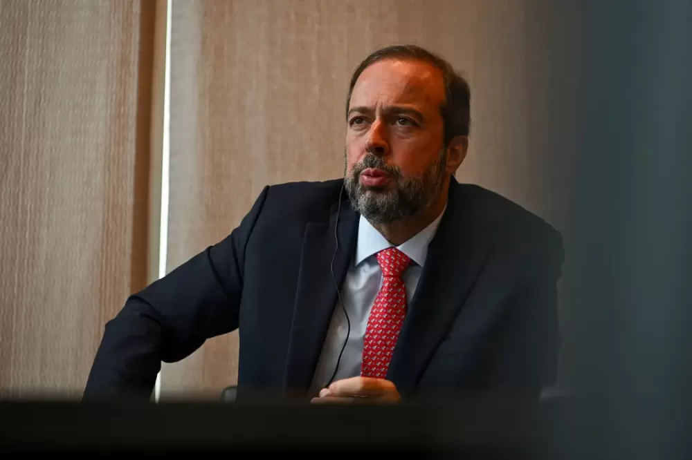 Silveira volta a defender uso nuclear na defesa e sugere mudança na Constituição.