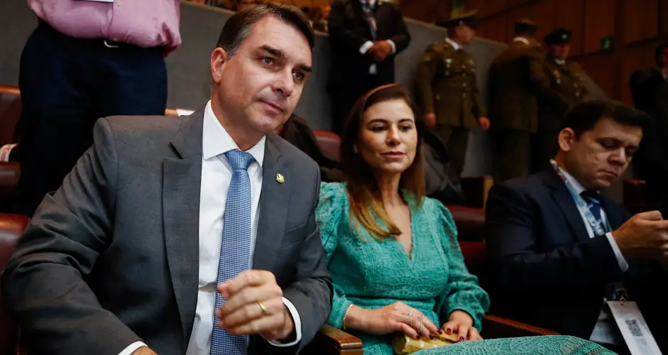Lula foi pequeno ao não vir ao Chile, diz Flávio Bolsonaro em posse de Kast