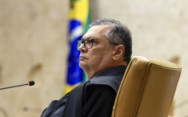 Dino também tenta tirar uma casquinha de ‘Ainda Estou Aqui’.