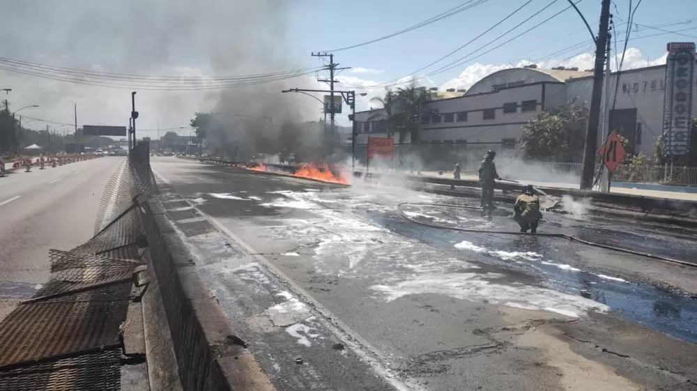 Caminhão tanque pega fogo e interdita a Via Dutra.
