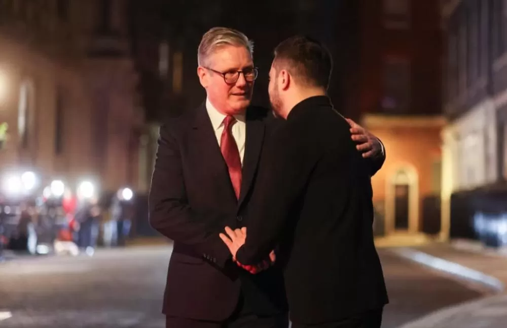 Todos nós deveríamos apoiá-lo (Zelensky) e não bajular Putin”, diz Starmer.