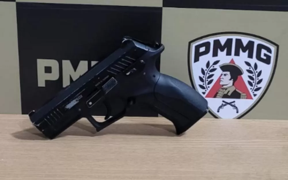 Adolescente leva arma falsa para escola e tenta intimidar namorado da ex