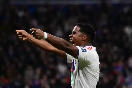 Endrick se vê mais perto da Copa e avalia boa fase no Lyon: 'Busco meu lugar toda semana'