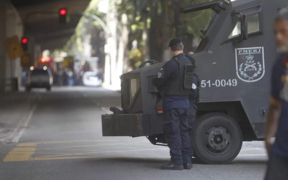 Morador morre baleado após ser feito refém por bandidos em operação no Morro dos Prazeres.