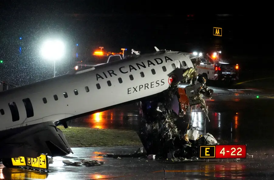 Duas pessoas morrem após colisão de avião com veículo em Nova York.
