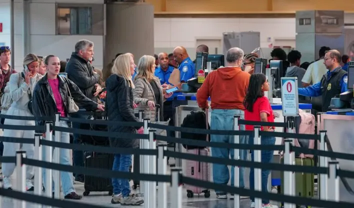EUA: filas de segurança no aeroporto se estendem por horas no domingo.