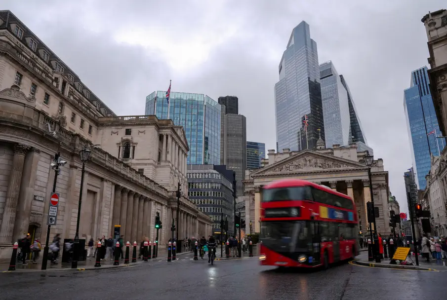 Ambulâncias de serviço judaico são incendiadas em Londres.