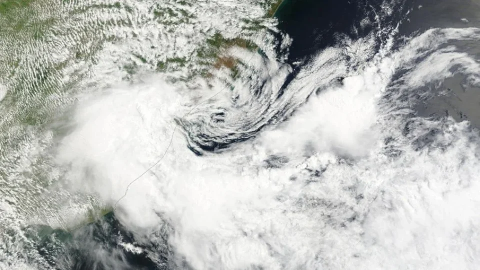 Previsão do tempo: ciclone traz chuva intensa e ventos acima de 100 km/h
