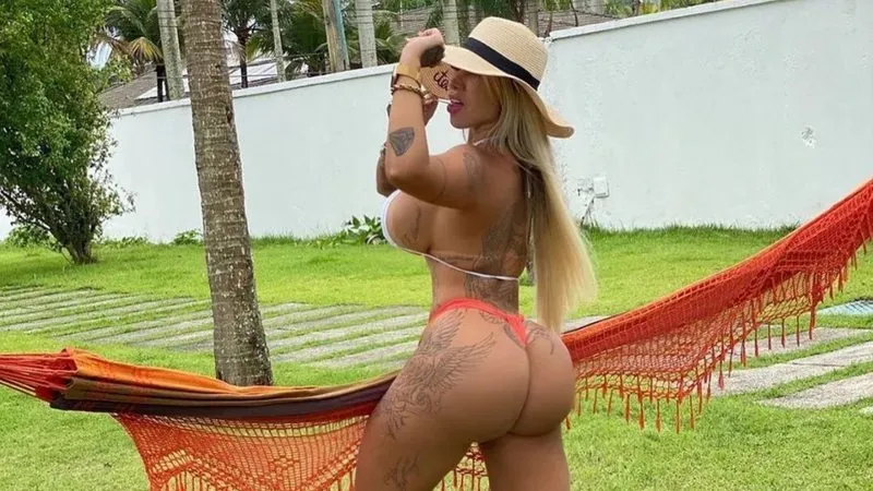 Influenciadora famosa sofre acidente doméstico e se preocupa com procedimento estético: “Caí de bumbum”