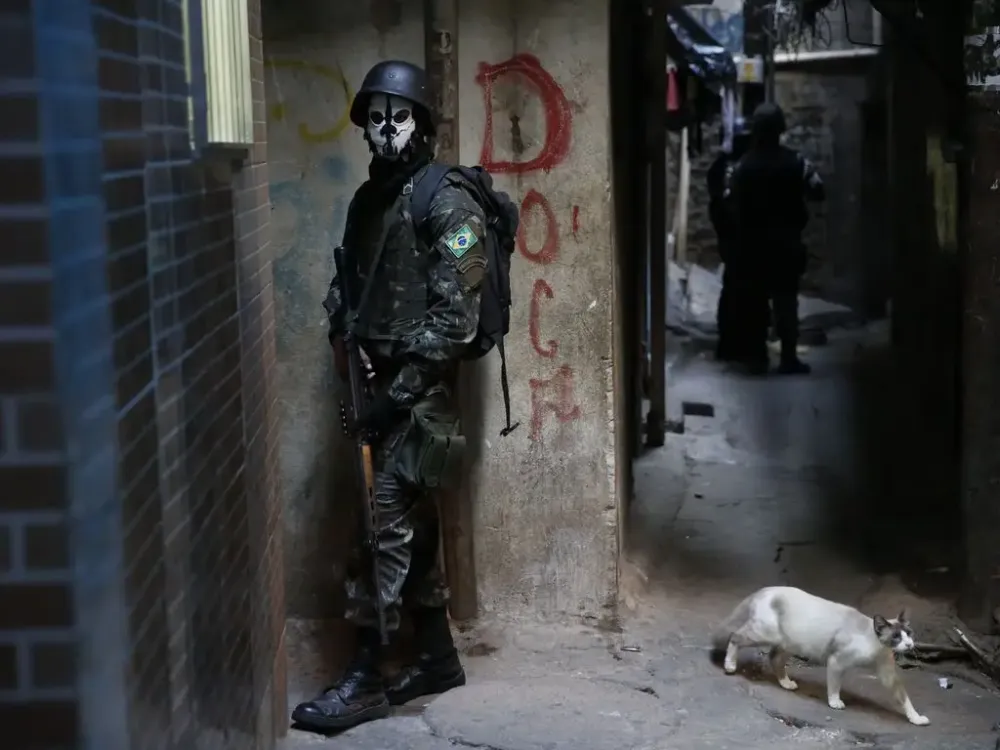 Crime organizado lidera preocupações no Brasil e supera corrupção, diz Ipsos