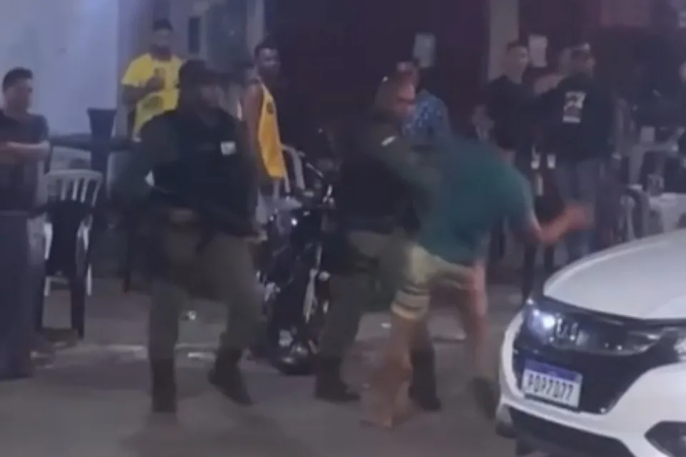 Vídeos mostram PMs dando socos na cara e chutes em homem no Grande Recife