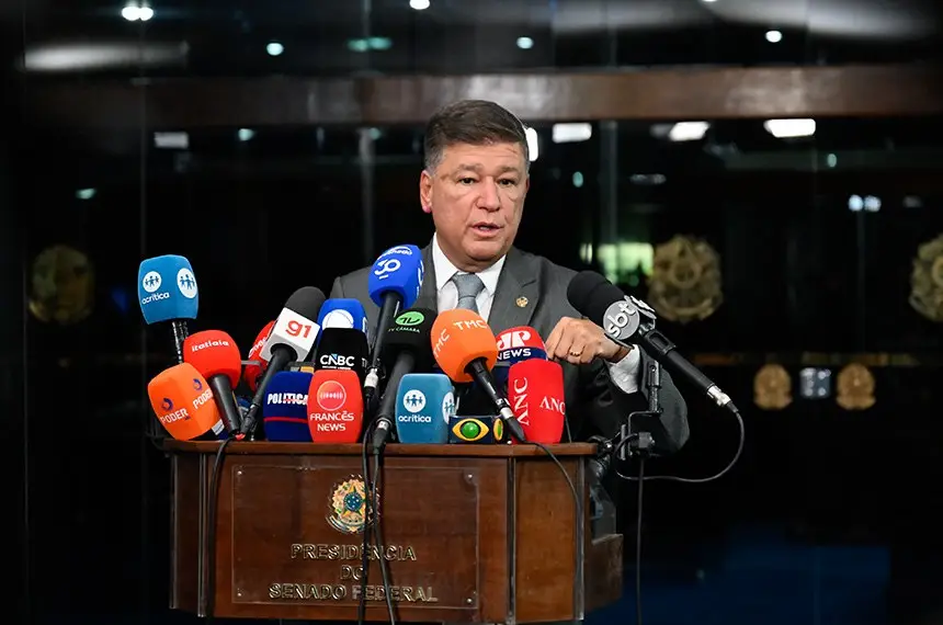 Sem resposta do STF, CPMI cobra Fachin de nome por trás de telefone ligado a Vorcaro