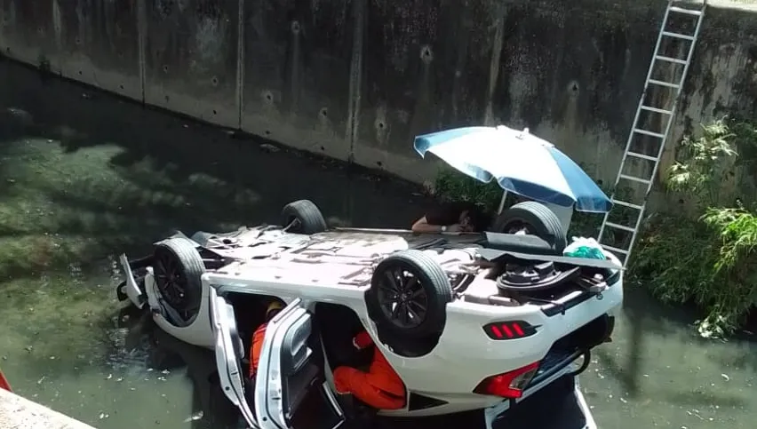 Carro cai em canal e mulher fica presa às ferragens em Boa Viagem, no Recife
