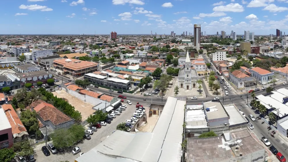 Maior produtor de sal e petróleo em terra do Brasil: uma cidade nordestina que cresce sem perder o ritmo do interior.