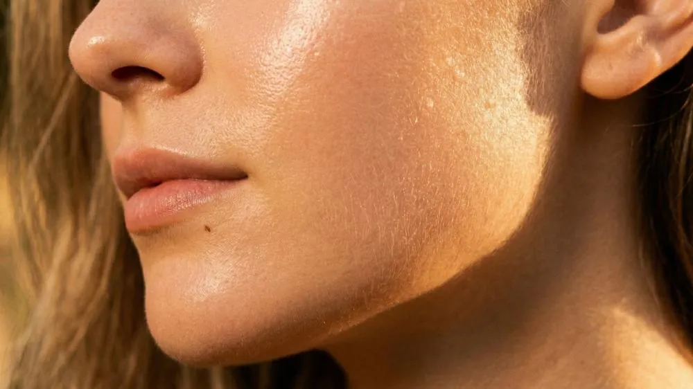 As tendências atuais de skincare que substituem a maquiagem pesada e deixam a pele naturalmente bonita