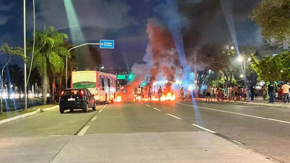 Protesto contra violência policial bloqueia Avenida Agamenon Magalhães, no Recife