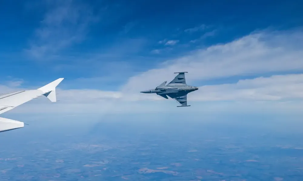 Primeiro caça supersônico produzido no Brasil é apresentado em cerimônia em São Paulo