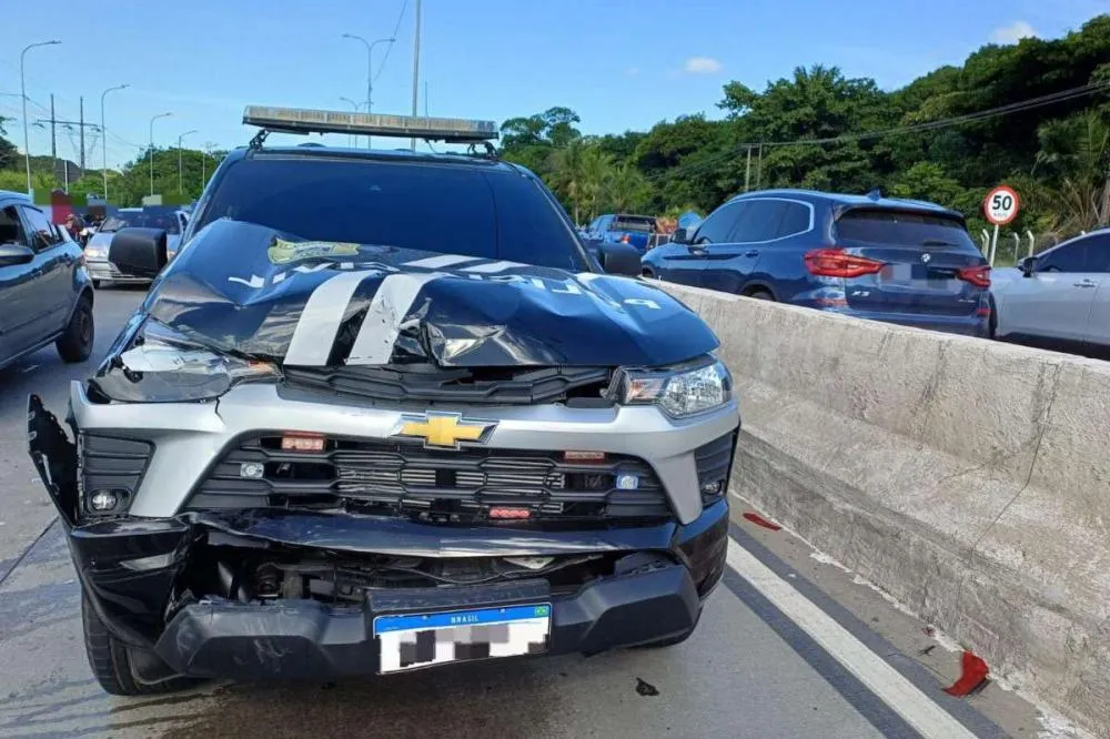 Três viaturas da Polícia Civil de Pernambuco se envolvem em engavetamento na BR 232, zona Oeste do Recife