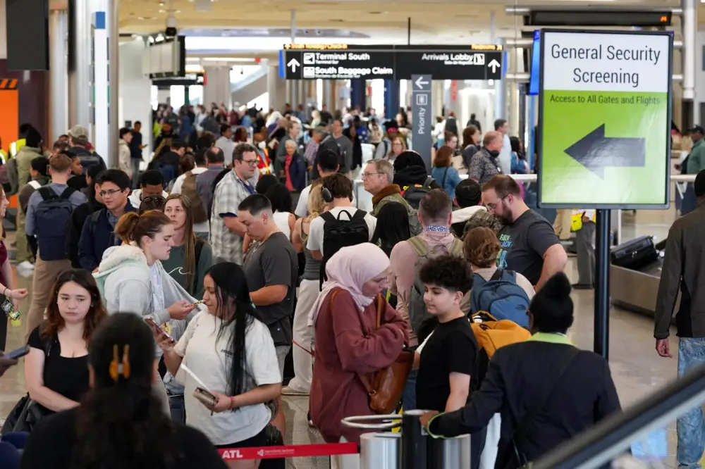 Posso chamar a Guarda Nacional para ajudar ICE nos aeroportos, diz Trump.