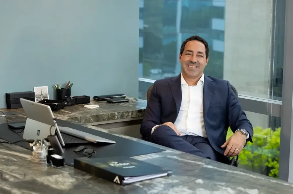 Quem é o CEO da Fictor, alvo da PF em ação sobre fraudes bancárias e ligação com CV.